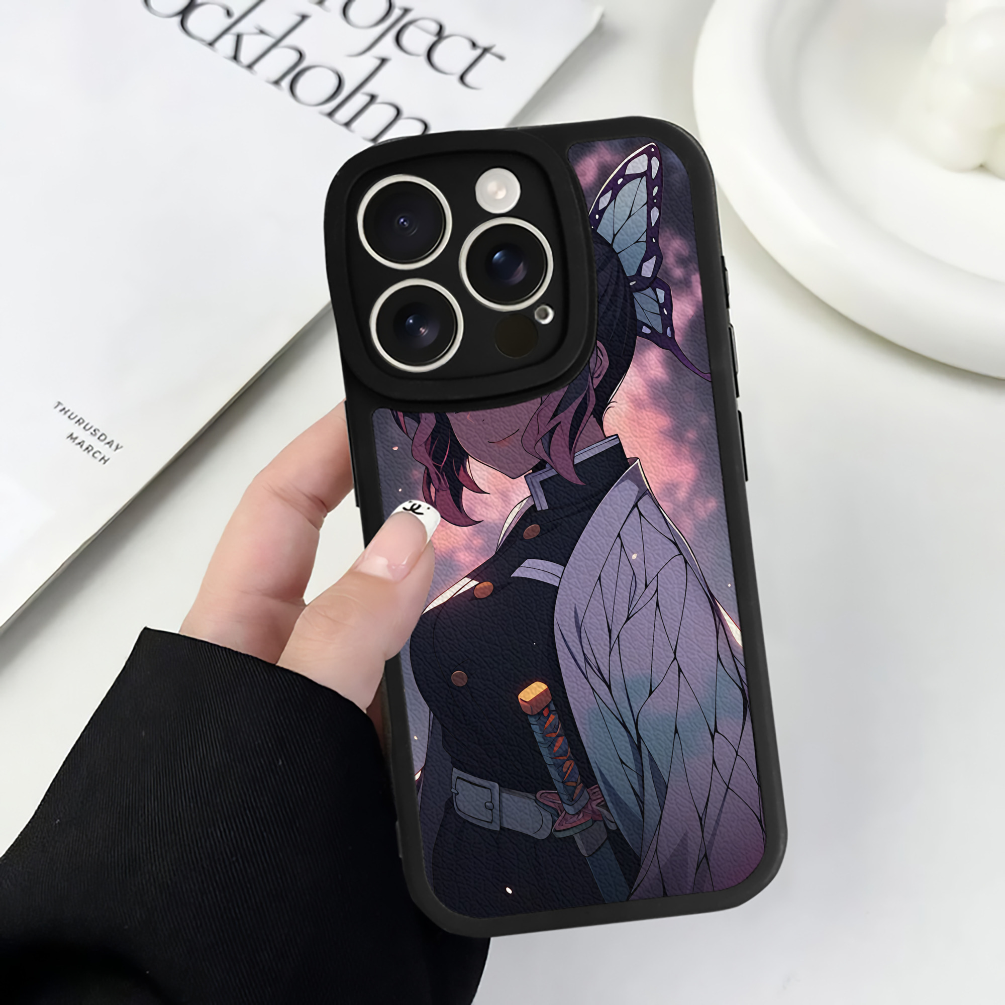 （画像用） 鬼滅の刃（きめつのやいば）蟲柱-胡蝶 しのぶ／こちょう しのぶ Kochou Shinobu 【iPhone 16シリーズ対応】シリコンスマホケース（レザー調） 材質：シリコン